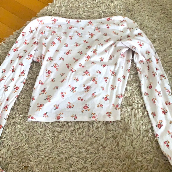 Hollister white floral long sleep crop top very thin fabric and size small - Picture 2 of 2